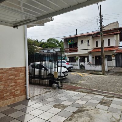 Casa Residencial com 249m², 4 quartos, 1 suíte, 4 garagens, no bairro Itaguaçu em Florianópolis