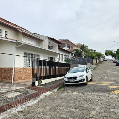 Casa Residencial com 249m², 4 quartos, 1 suíte, 4 garagens, no bairro Itaguaçu em Florianópolis