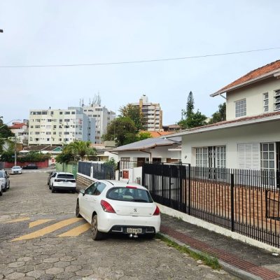 Casa Residencial com 249m², 4 quartos, 1 suíte, 4 garagens, no bairro Itaguaçu em Florianópolis