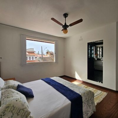 Casa Residencial com 249m², 4 quartos, 1 suíte, 4 garagens, no bairro Itaguaçu em Florianópolis