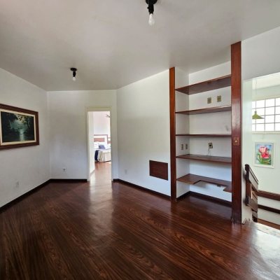 Casa Residencial com 249m², 4 quartos, 1 suíte, 4 garagens, no bairro Itaguaçu em Florianópolis