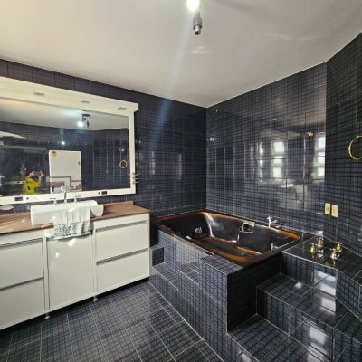 Casa Residencial com 249m², 4 quartos, 1 suíte, 4 garagens, no bairro Itaguaçu em Florianópolis