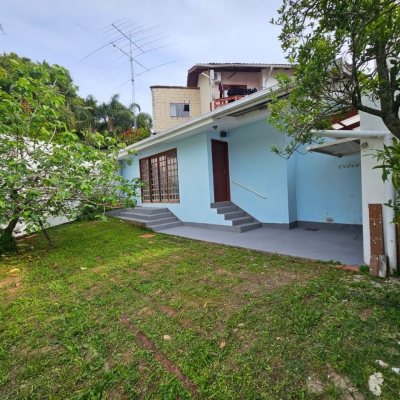 Casa Residencial com 249m², 4 quartos, 1 suíte, 4 garagens, no bairro Itaguaçu em Florianópolis