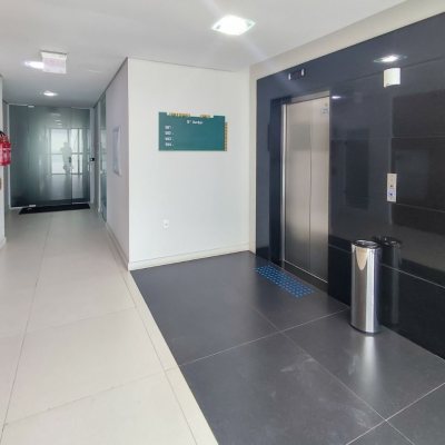 Sala com 156m², 3 garagens, no bairro João Paulo em Florianópolis