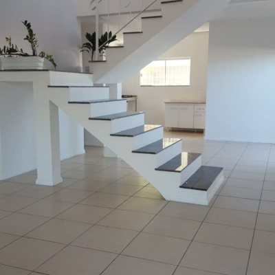 Casa Residencial com 102m², 2 quartos (sendo 2 suítes), 2 garagens, no bairro Campeche em Florianópolis