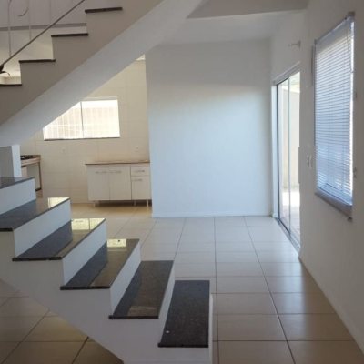 Casa Residencial com 102m², 2 quartos (sendo 2 suítes), 2 garagens, no bairro Campeche em Florianópolis