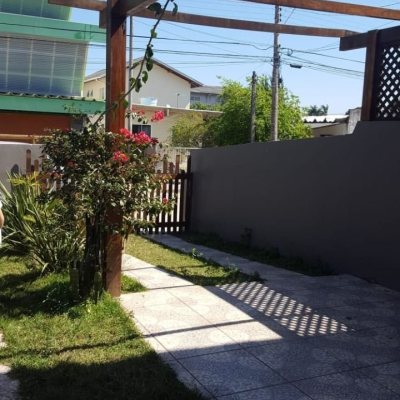 Casa Residencial com 102m², 2 quartos (sendo 2 suítes), 2 garagens, no bairro Campeche em Florianópolis