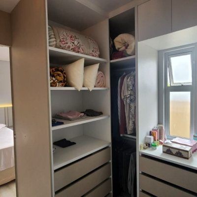 Casa Residencial com 10m², 2 quartos, 1 suíte, 2 garagens, no bairro Carianos em Florianópolis