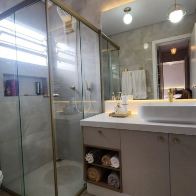 Casa Residencial com 10m², 2 quartos, 1 suíte, 2 garagens, no bairro Carianos em Florianópolis