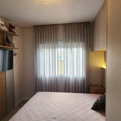 Casa Residencial com 10m², 2 quartos, 1 suíte, 2 garagens, no bairro Carianos em Florianópolis