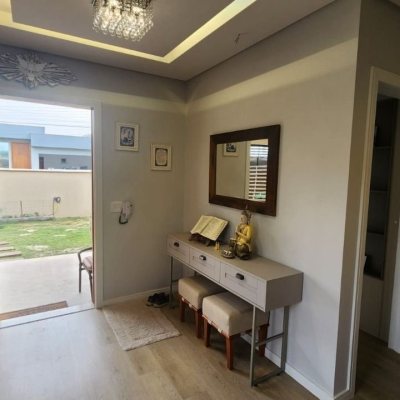 Casa Residencial com 10m², 2 quartos, 1 suíte, 2 garagens, no bairro Carianos em Florianópolis