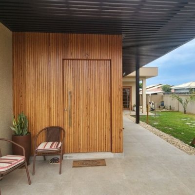 Casa Residencial com 10m², 2 quartos, 1 suíte, 2 garagens, no bairro Carianos em Florianópolis