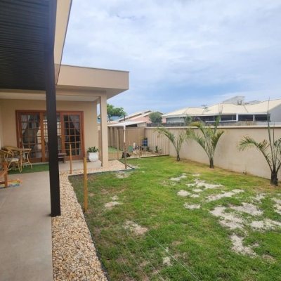 Casa Residencial com 10m², 2 quartos, 1 suíte, 2 garagens, no bairro Carianos em Florianópolis