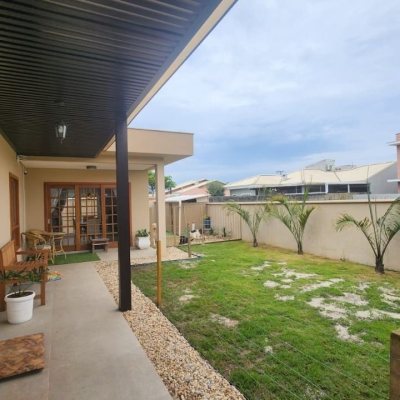 Casa Residencial com 10m², 2 quartos, 1 suíte, 2 garagens, no bairro Carianos em Florianópolis