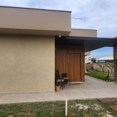 Casa Residencial com 10m², 2 quartos, 1 suíte, 2 garagens, no bairro Carianos em Florianópolis