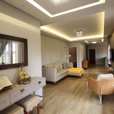 Casa Residencial com 10m², 2 quartos, 1 suíte, 2 garagens, no bairro Carianos em Florianópolis