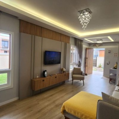 Casa Residencial com 10m², 2 quartos, 1 suíte, 2 garagens, no bairro Carianos em Florianópolis