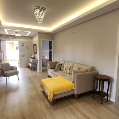 Casa Residencial com 10m², 2 quartos, 1 suíte, 2 garagens, no bairro Carianos em Florianópolis