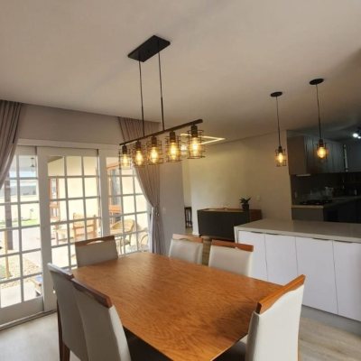 Casa Residencial com 10m², 2 quartos, 1 suíte, 2 garagens, no bairro Carianos em Florianópolis