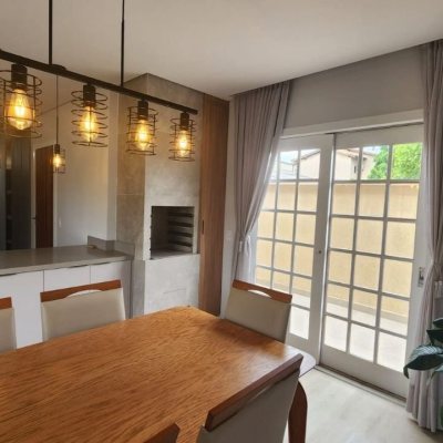 Casa Residencial com 10m², 2 quartos, 1 suíte, 2 garagens, no bairro Carianos em Florianópolis