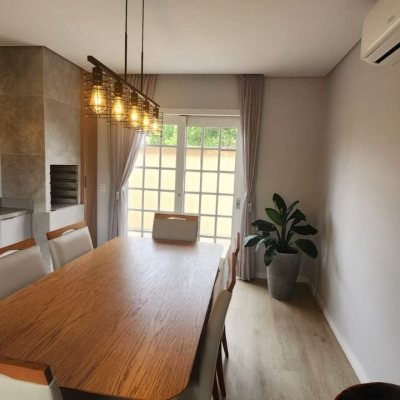 Casa Residencial com 10m², 2 quartos, 1 suíte, 2 garagens, no bairro Carianos em Florianópolis