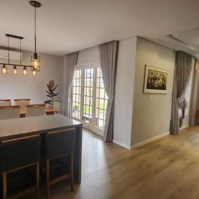 Casa Residencial com 10m², 2 quartos, 1 suíte, 2 garagens, no bairro Carianos em Florianópolis