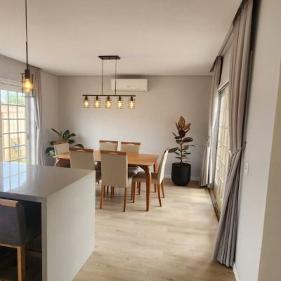 Casa Residencial com 10m², 2 quartos, 1 suíte, 2 garagens, no bairro Carianos em Florianópolis