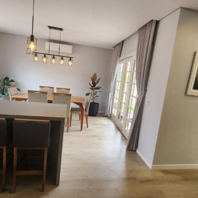 Casa Residencial com 10m², 2 quartos, 1 suíte, 2 garagens, no bairro Carianos em Florianópolis