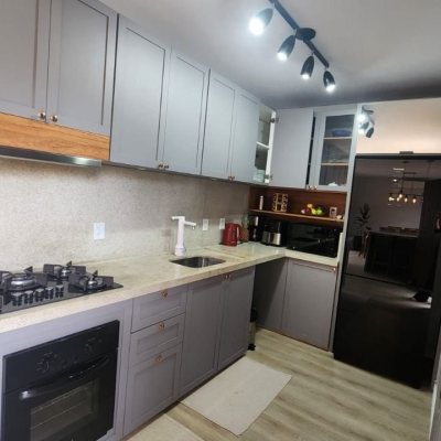 Casa Residencial com 10m², 2 quartos, 1 suíte, 2 garagens, no bairro Carianos em Florianópolis