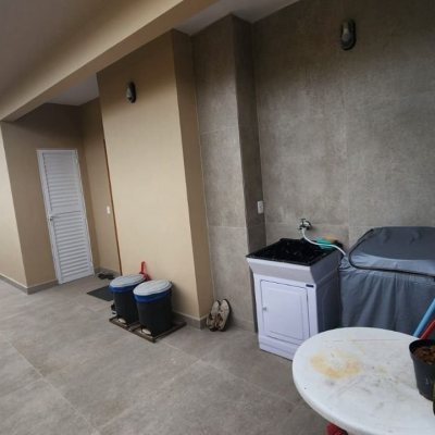 Casa Residencial com 10m², 2 quartos, 1 suíte, 2 garagens, no bairro Carianos em Florianópolis
