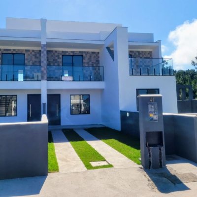 Sobrado Residencial com 92m², 2 quartos, 1 suíte, 2 garagens, no bairro São João Do Rio Vermelho em Florianópolis