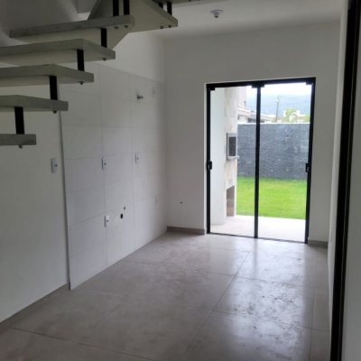 Sobrado Residencial com 92m², 2 quartos, 1 suíte, 2 garagens, no bairro São João Do Rio Vermelho em Florianópolis