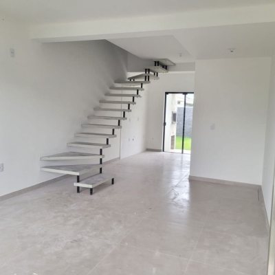 Sobrado Residencial com 92m², 2 quartos, 1 suíte, 2 garagens, no bairro São João Do Rio Vermelho em Florianópolis