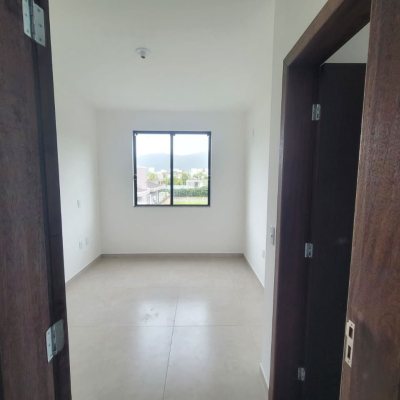 Sobrado Residencial com 92m², 2 quartos, 1 suíte, 2 garagens, no bairro São João Do Rio Vermelho em Florianópolis