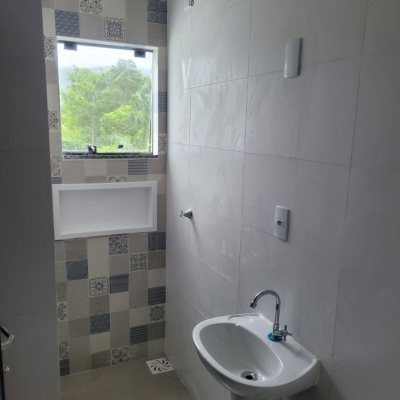 Sobrado Residencial com 92m², 2 quartos, 1 suíte, 2 garagens, no bairro São João Do Rio Vermelho em Florianópolis