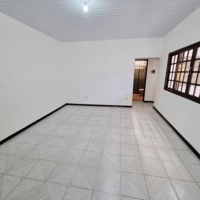 Casa Residencial com 85m², 2 quartos, 2 garagens, no bairro Canto em Florianópolis
