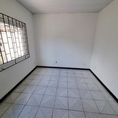 Casa Residencial com 85m², 2 quartos, 2 garagens, no bairro Canto em Florianópolis