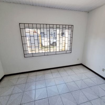 Casa Residencial com 85m², 2 quartos, 2 garagens, no bairro Canto em Florianópolis