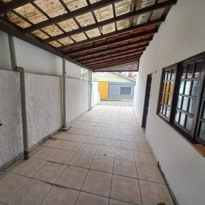 Casa Residencial com 85m², 2 quartos, 2 garagens, no bairro Canto em Florianópolis
