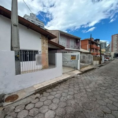 Casa Residencial com 85m², 2 quartos, 2 garagens, no bairro Canto em Florianópolis
