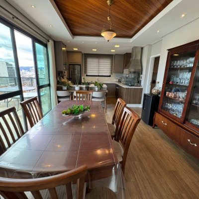 Cobertura com 418m², 3 quartos, 3 suítes, 4 garagens, no bairro Centro em Florianópolis