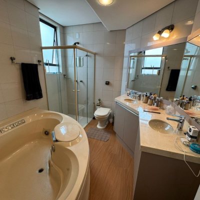 Cobertura com 418m², 3 quartos, 3 suítes, 4 garagens, no bairro Centro em Florianópolis