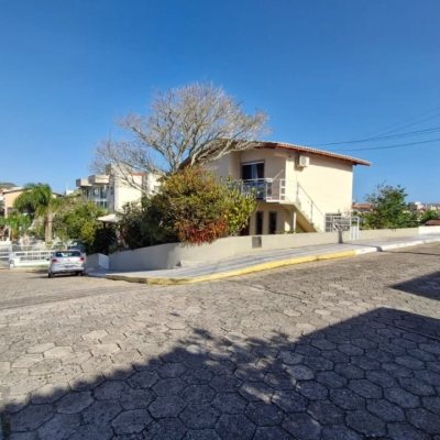 Casa Residencial com 235m², 4 quartos, 2 suítes, 1 garagem, no bairro Ingleses em Florianópolis