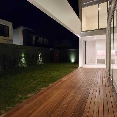 Casa em Condomínio com 297m², 4 quartos, 4 suítes, 6 garagens, no bairro São João Do Rio Vermelho em Florianópolis