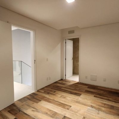 Casa em Condomínio com 297m², 4 quartos, 4 suítes, 6 garagens, no bairro São João Do Rio Vermelho em Florianópolis