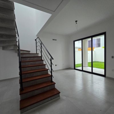 Casa Residencial com 189m², 4 quartos, 3 suítes, 2 garagens, no bairro Rio Tavares em Florianópolis