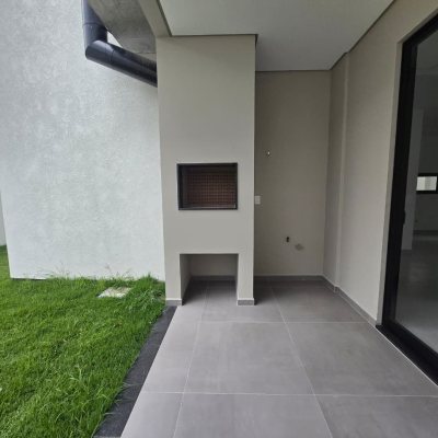 Casa Residencial com 189m², 4 quartos, 3 suítes, 2 garagens, no bairro Rio Tavares em Florianópolis