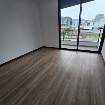 Casa Residencial com 189m², 4 quartos, 3 suítes, 2 garagens, no bairro Rio Tavares em Florianópolis