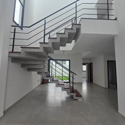 Casa Residencial com 189m², 4 quartos, 3 suítes, 2 garagens, no bairro Rio Tavares em Florianópolis