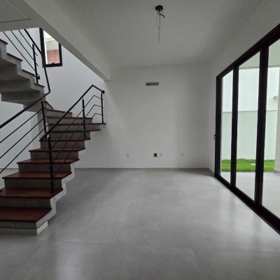 Casa Residencial com 189m², 4 quartos, 3 suítes, 2 garagens, no bairro Rio Tavares em Florianópolis